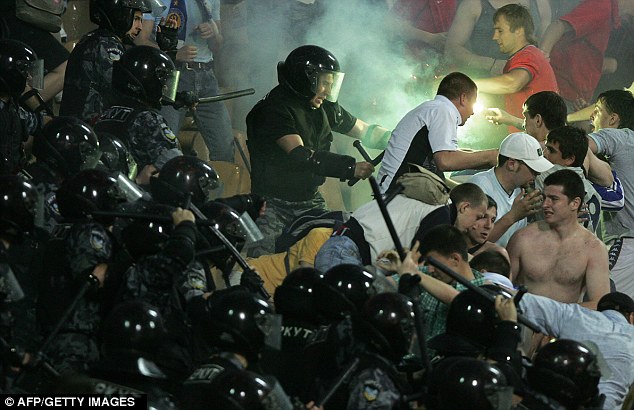 Фото: Хаос – сутичка фанатів «Динамо Київ» з футбольним спецназом під час масової бійки на Олімпійському стадіоні у Києві, цієї суботи