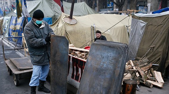 Демонстранти у Києві укріплюються